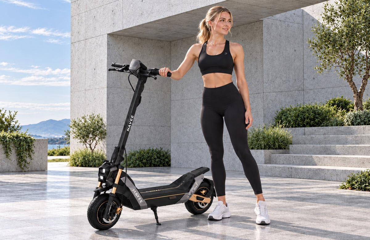 Frau mit einem NAVEE E-Scooter vor einem modernen Betongebäude – kein Verbrennungsmotor, keine Abgase, elektrisch angetrieben