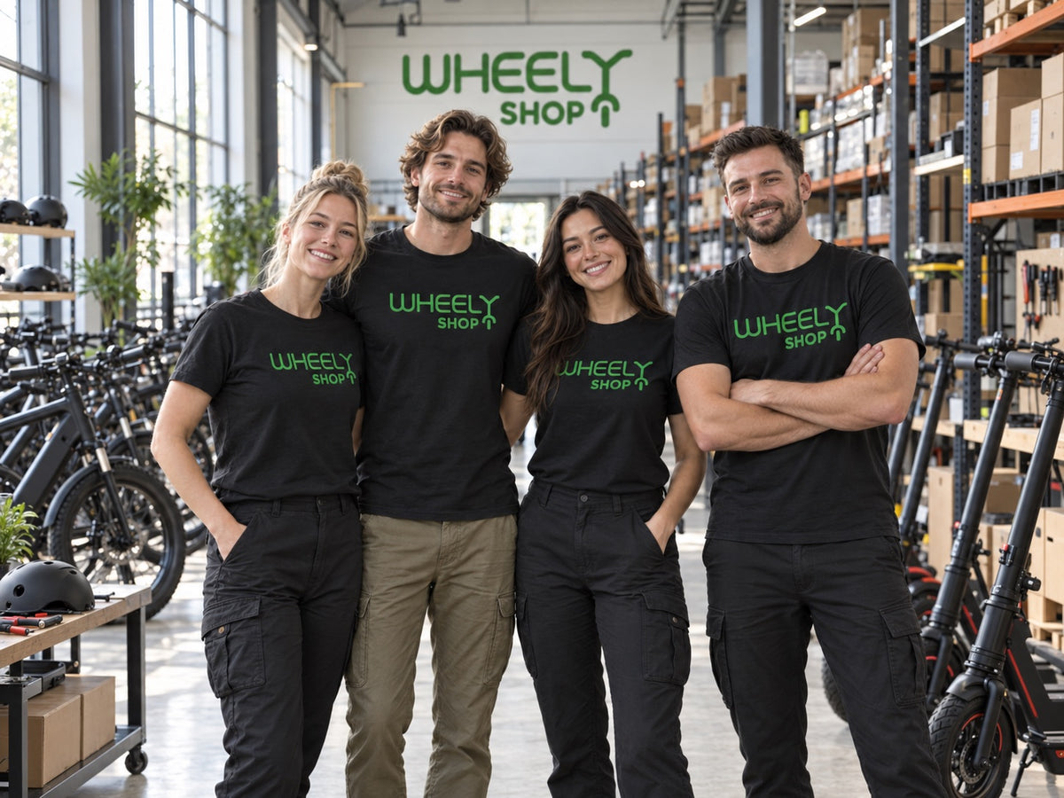 Wheelyshops Geschichte – von der Idee zur Innovation: das Wheelyshop-Team im Lager zwischen E-Bikes, E-Scootern und Ersatzteilen