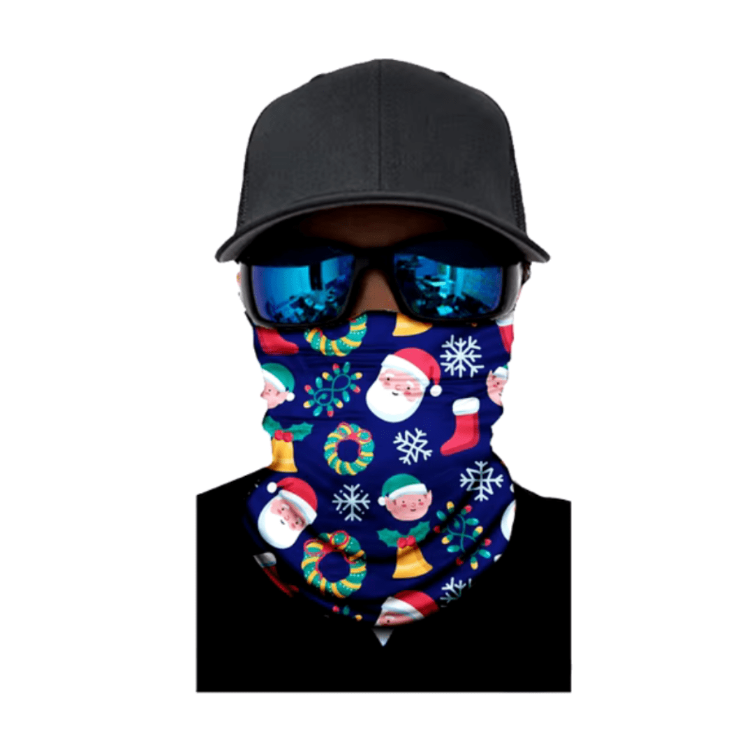 Gesichtsmaske WindGuard Christmas Edition mit blauem Weihnachtsmuster, getragen mit Kappe und Sonnenbrille