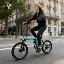 Frau auf dem YANGOR H19 faltbaren E-Bike in der Stadt in Hellblau