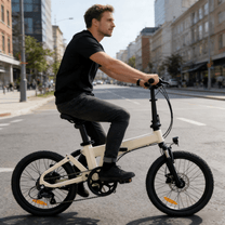 Mann auf dem YANGOR H19 faltbaren E-Bike von der Seite in Beige in der Stadt