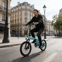 Mann auf dem YANGOR H19 faltbaren E-Bike in einer Kurve in der Stadt in Hellblau