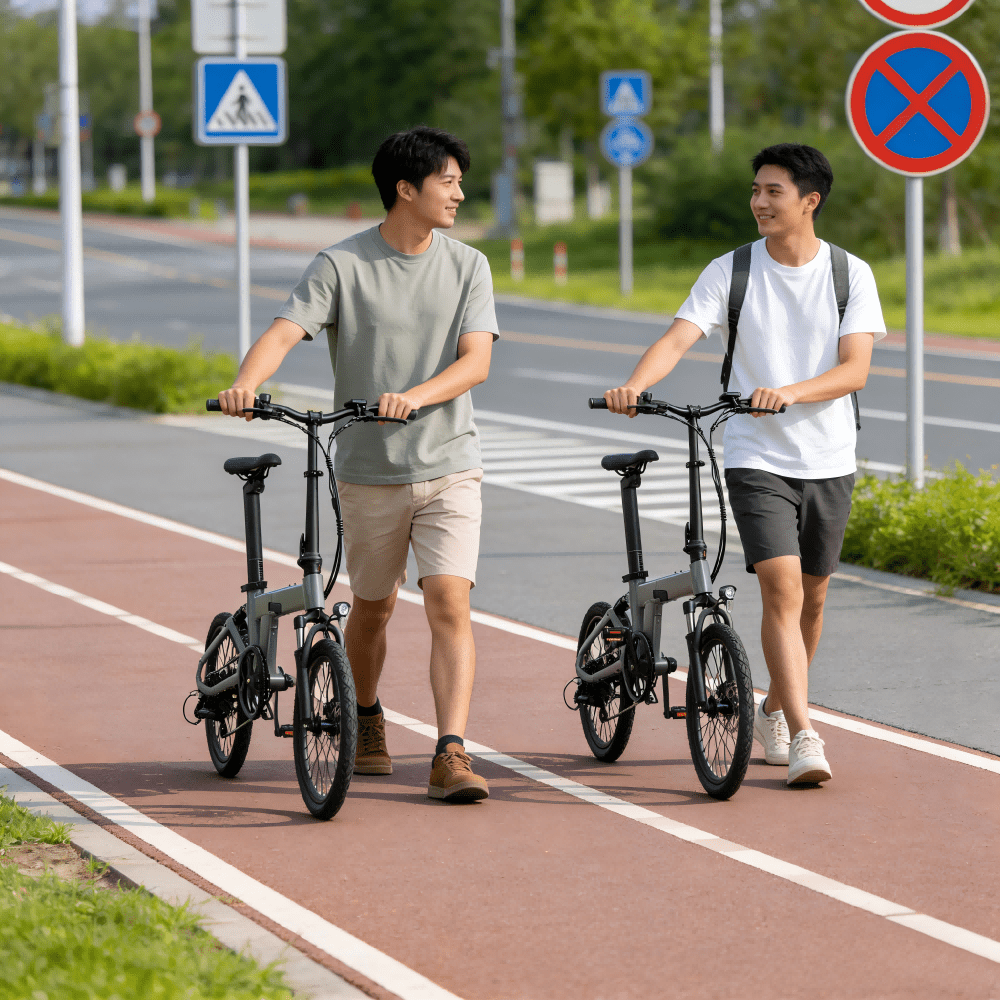 Zwei Fahrer mit dem YANGOR H19 faltbaren E-Bike in Beige auf einem Fußweg