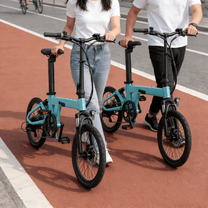 Zwei Fahrer mit dem YANGOR H19 faltbaren E-Bike auf einem Fußweg in Hellblau