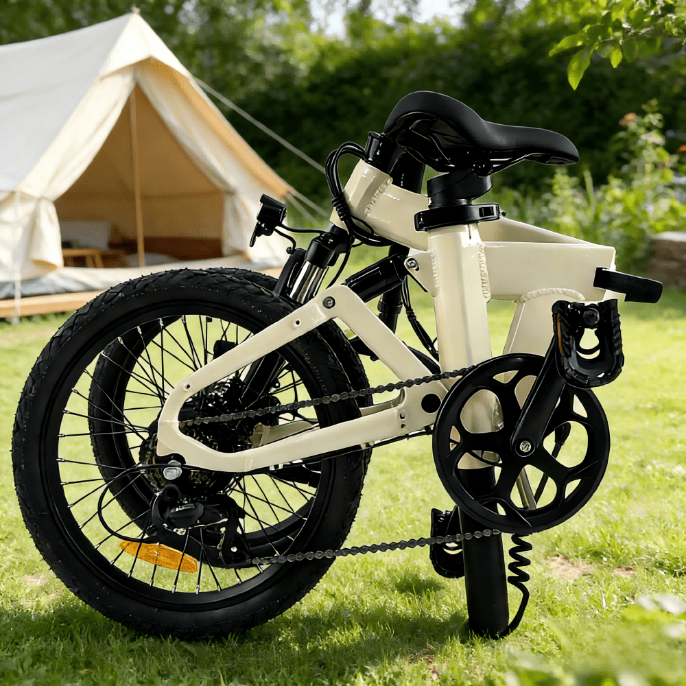 YANGOR H19 faltbares E-Bike zusammengeklappt in Beige auf einer Wiese