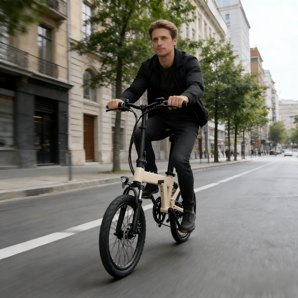 Mann auf dem YANGOR H19 faltbaren E-Bike in Beige auf einer Straße