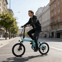Mann auf dem YANGOR H19 faltbaren E-Bike in der Stadt in Hellblau