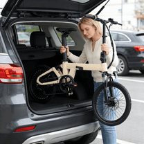Frau steht neben dem YANGOR H19 faltbaren E-Bike in Beige