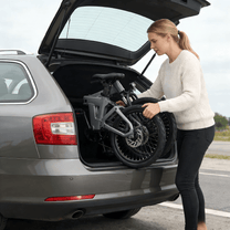 Zusammengeklapptes YANGOR H19 faltbares E-Bike im Kofferraum in Beige