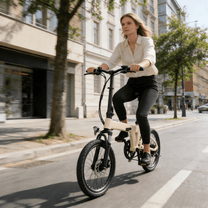 Frau auf dem YANGOR H19 faltbaren E-Bike in Beige in der Stadt