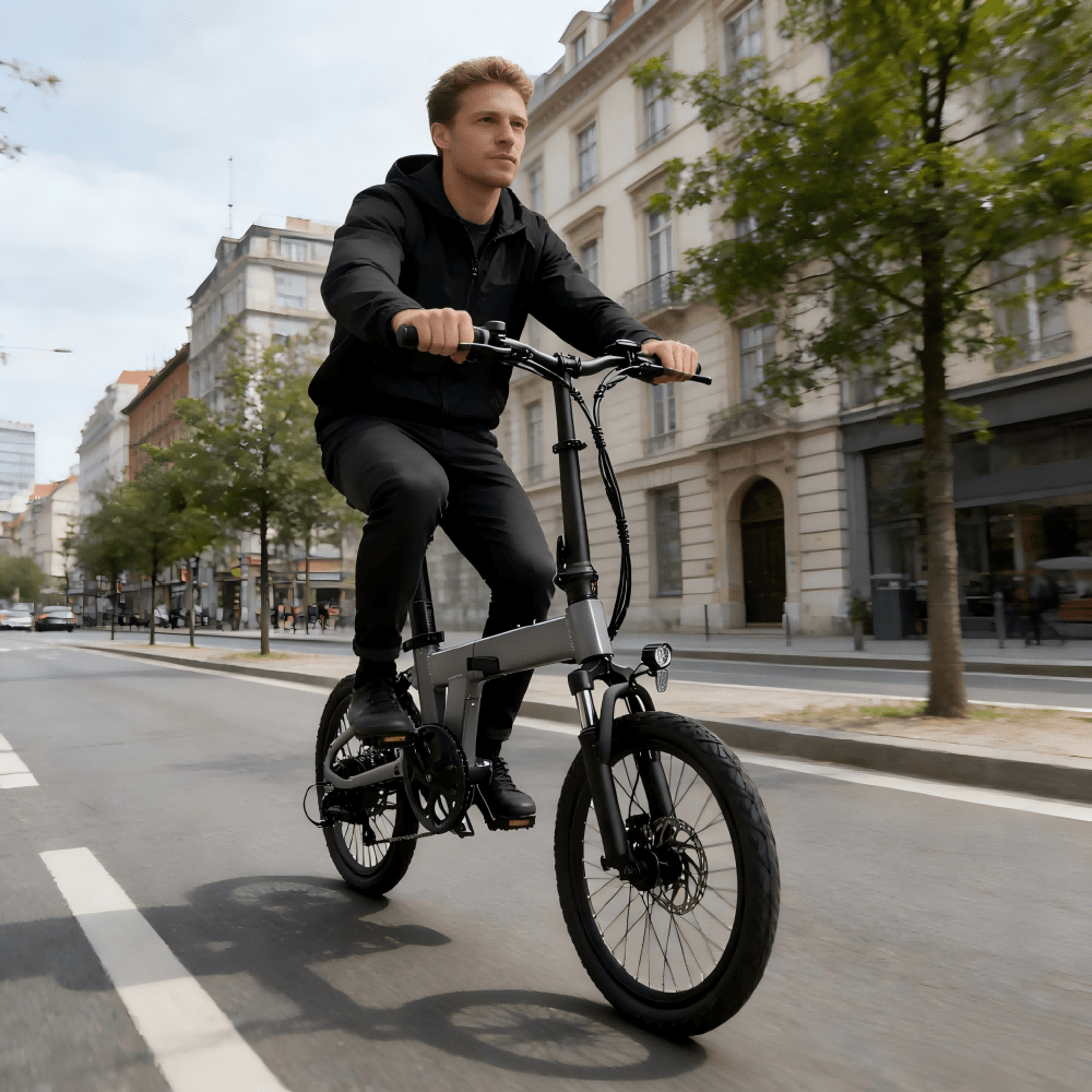 Mann auf dem YANGOR H19 faltbaren E-Bike in Grau in der Stadt