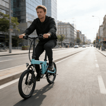 Mann auf dem YANGOR H19 faltbaren E-Bike von vorne in der Stadt in Hellblau