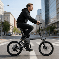 Mann auf dem YANGOR H19 faltbaren E-Bike von vorne in Grau in der Stadt