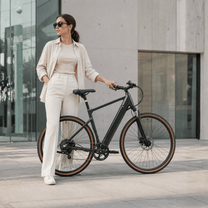 Frau steht neben dem YANGOR H700 E-Bike in Schwarz in der Stadt