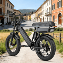 YANGOR Y20 Pro Max Fatbike-E-Bike schräg von vorne in Schwarz in der Stadt