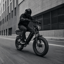 Mann auf dem YANGOR Y20 Pro Max Fatbike-E-Bike in Schwarz in der Stadt